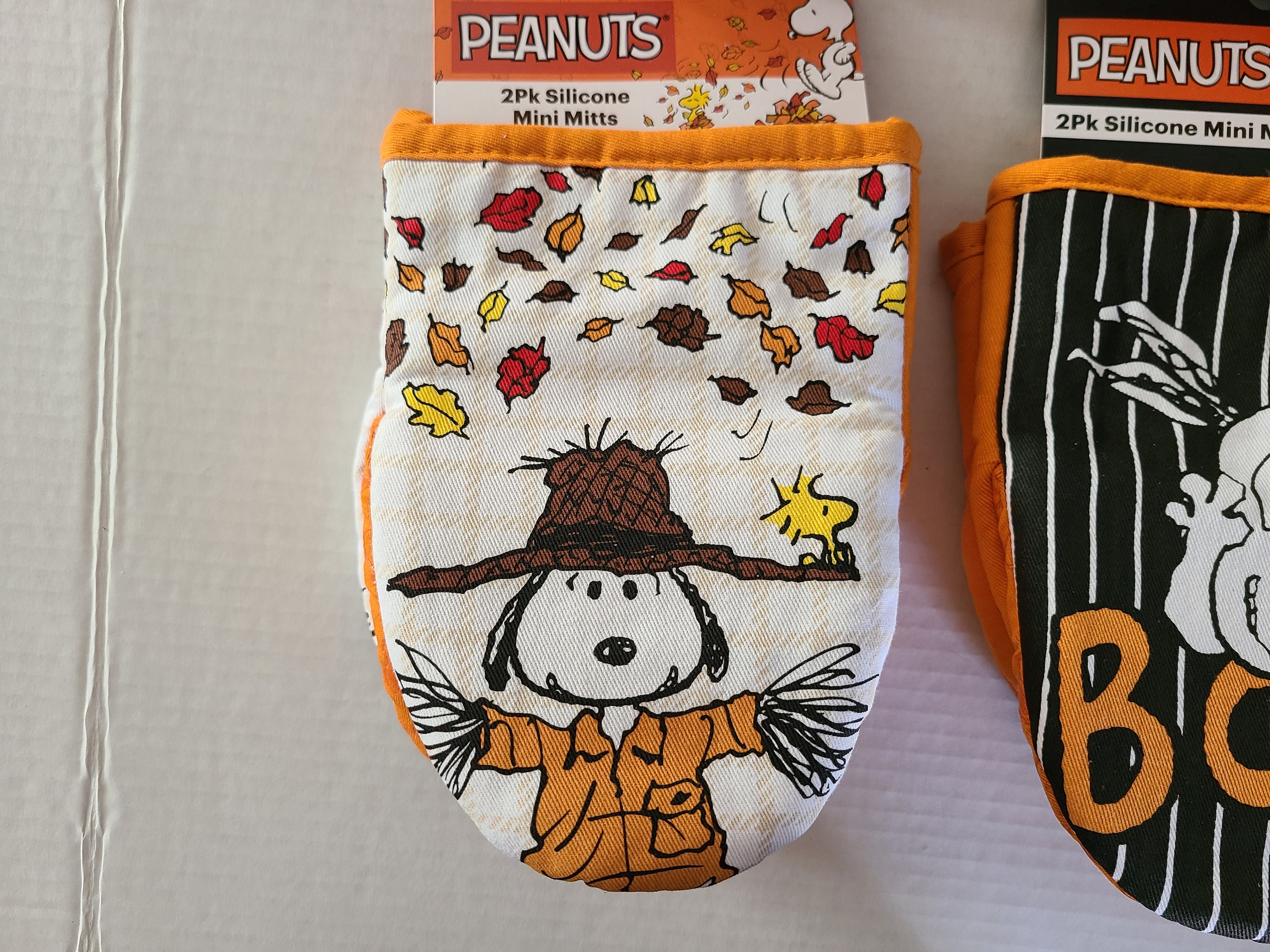 1 PAIR Snoopy Peanuts Charlie Brown Halloween Fall Holiday Theme Oven