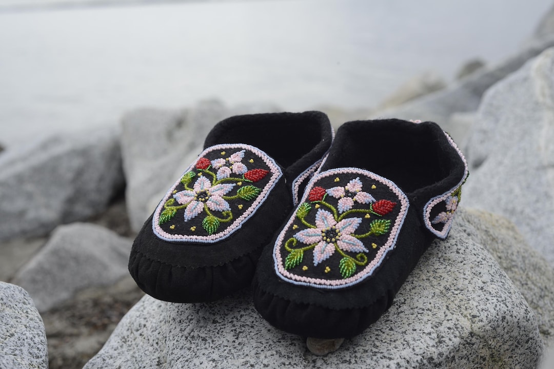 Size 38 Cloth Moccasins Embroidered Flowers