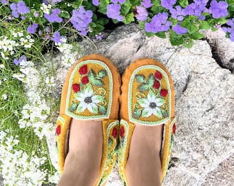 Handgemaakte leren mocassins met kralen en zool | Pantoffels traditionele stijl | Binnen en buiten Gezellige mocassins voor dames en heren