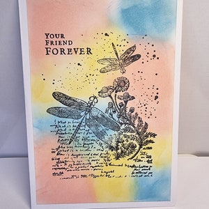 Tarjeta de amistad hecha a mano en rosa y azul con libélulas