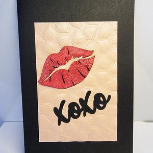 Tarjeta XOXO para San Valentín o cualquier ocasión con grandes labios rojos en 3D. Hecha a mano y original.