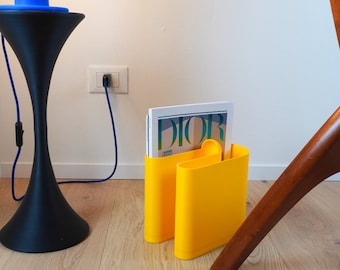 Revistero curvo de diseño espacial | Revistero de pie estilo pop art de los años 70 | Decoración moderna y colorida para el salón