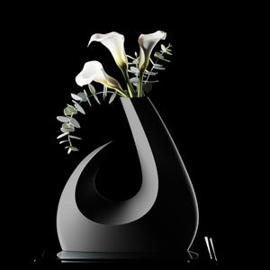 Può includere: Un moderno vaso nero con un design curvo unico, che contiene calle bianche e foglie di eucalipto verdi. Il vaso ha una finitura lucida e poggia su una superficie riflettente, creando un contrasto sorprendente sullo sfondo nero.