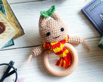 Bébé mandragore - École des sorciers - Hochet en bois fait main au crochet - 100 % coton - Fandom tendance - Hochet bébé unique - Cadeau mignon pour bébé