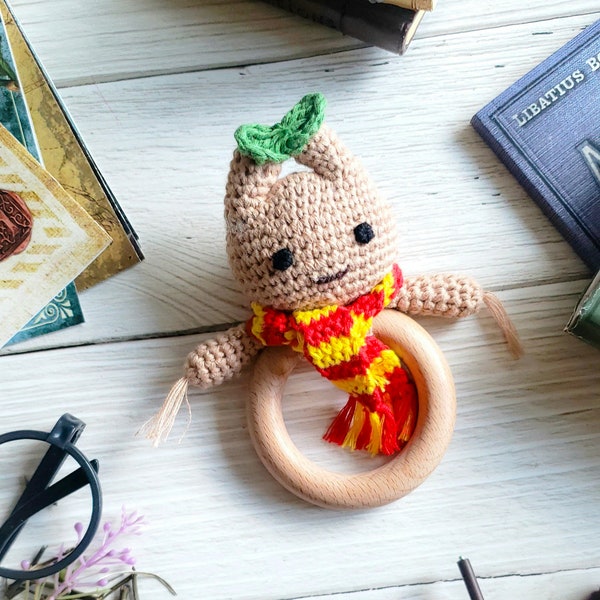 Mandrake baby - Wizard School- Gehaakte handgemaakte houten rammelaar -100% katoen - Trendy fandom - Unieke babyrammelaar - Schattig babycadeau