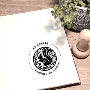 Ex Libris. Sello de biblioteca. Sello de biblioteca personalizado. Amantes de la lectura. Modelo celta. Sello de regalo. Sello para profesores. Opción con caja de regalo.