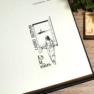 Znaczek książki. Ex libris. Znaczek ex libris. Znaczek biblioteczny autorstwa kobiety w oknie Salvadora Dali. Dla miłośników książek. Ekslibris. Znaczek imienny