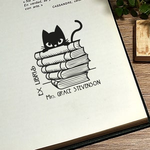 Ex libris. Timbro della biblioteca. Timbro della biblioteca personalizzato. Timbro gatto con libri. Per gli amanti dei libri. Regalo per gli amanti dei libri. Regalo francobollo. Il libro finisce immagine 1