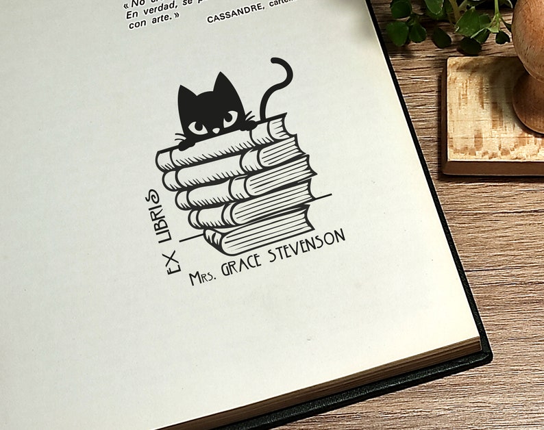 Ex libris. Timbro della biblioteca. Timbro della biblioteca personalizzato. Timbro gatto con libri. Per gli amanti dei libri. Regalo per gli amanti dei libri. Regalo francobollo. Il libro finisce immagine 1