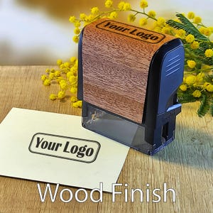 Stempel mit Holz-Aufsatz,selbstfärbender Stempel,mein Logo,mein Text,Geschenk für Tochter,Geschenk für Sohn,Geschenk für Freundin,Geschenk für Mutter