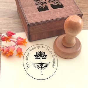 TIMBRO PER BIBLIOTECA. Ex Libris. Timbro per biblioteca personalizzato. Per gli amanti dei libri. Regalo per gli amanti dei libri. Fiore di loto con scatola regalo. Timbro per insegnante.