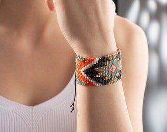 Pulsera tejida con cuentas de semillas, brazalete tejido con motivos aztecas, joyería étnica bohemia.