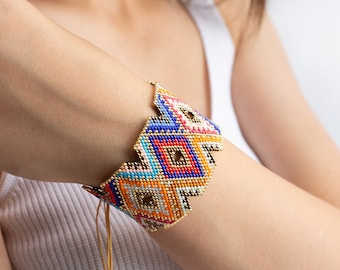 Pulsera tejida con cuentas Miyuki: Brazalete tejido con motivos aztecas, joyería bohemia ajustable.
