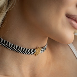 Miyuki Perlen Gold Anhänger Choker Halsband, Zebra gestreifte Halskette, schwarz und weiß, verstellbar, stilvoll, Boho Chic, Festival Accessoires Bild 4