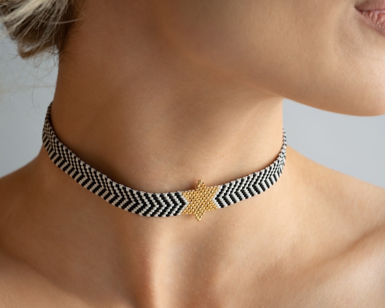 Miyuki Perlen Gold Anhänger Choker Halsband, Zebra gestreifte Halskette, schwarz und weiß, verstellbar, stilvoll, Boho Chic, Festival Accessoires Bild 2