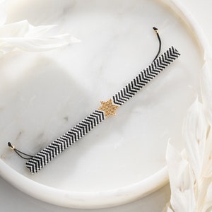 Miyuki Perlen Gold Anhänger Choker Halsband, Zebra gestreifte Halskette, schwarz und weiß, verstellbar, stilvoll, Boho Chic, Festival Accessoires Bild 6