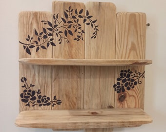 Wall shelf in sanded pallet wood with painted designs