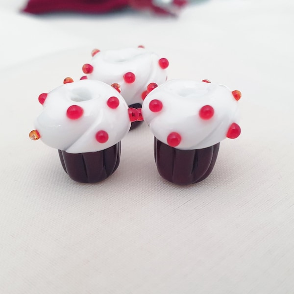 LOVELY CUTE CUPCAKES Perles de verre, 15 mm, perles de verre pour cupcakes crème kawaii et garniture cerise, belles perles de verre chocolat et cerise, 1 pièce