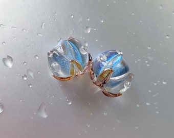 ROSES SOUS LA PLUIE Perle de verre au chalumeau en verre dichroïque 11-12 mm, gouttes de verre sur la surface, perles de roses, belle perle spéciale, 1 pièce