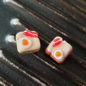 Delizioso toast con uova e pancetta, perlina di vetro originale divertente da 15 mm, perline in miniatura con uova fritte e pancetta, perlina di vetro sorprendente, 1 pz.