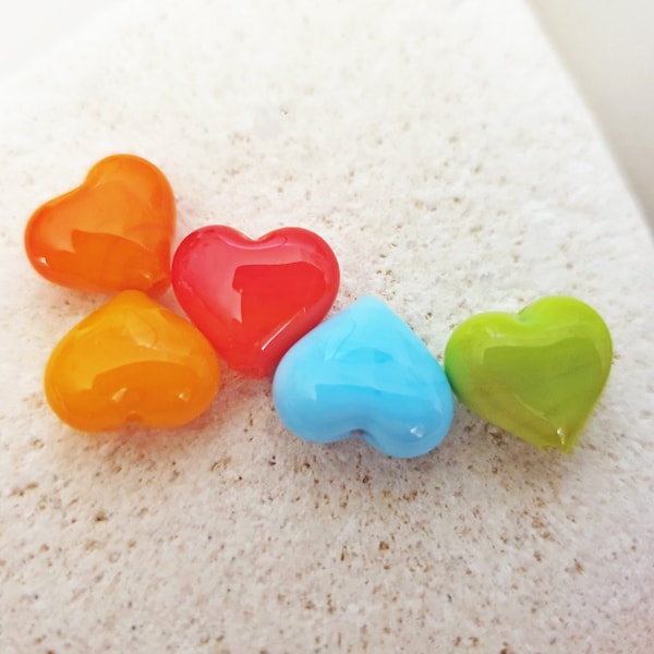 COLLECTION SUMMER HEARTS, Adorable beau coeur 10 x 12 mm, Perles au chalumeau aux couleurs vives et amusantes, Sélection de perles de verre estival, 1 pièce