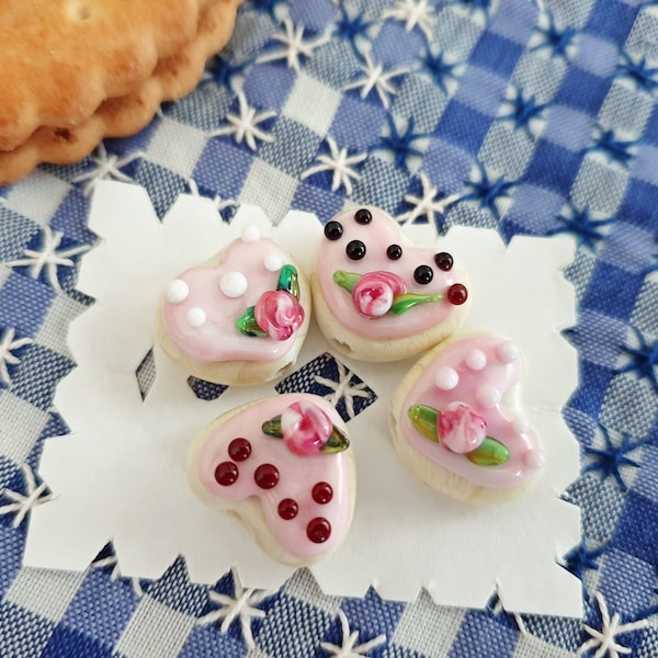 Perles de biscuits roses PRETTY TEA PARTY, 13 mm, perles de verre artisanales fabriquées au chalumeau fines, coeurs en biscuit roses, coeurs de biscuits réalistes, 1 pièce