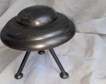 Fliegende Untertasse UFO-Raumschiff mit Landebeinen und Downlight