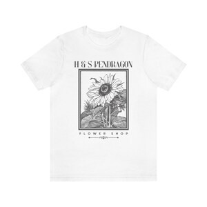 -shirt fleuri H&S Pendragon de la boutique en ligne | T-shirt Hurlement et Sophie | Chemise Miyazaki | Chemise anime, t-shirt anime subtil White