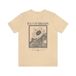 -shirt fleuri H&S Pendragon de la boutique en ligne | T-shirt Hurlement et Sophie | Chemise Miyazaki | Chemise anime, t-shirt anime subtil Soft Cream