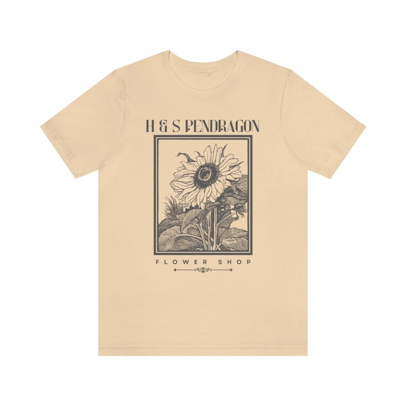 -shirt fleuri H&S Pendragon de la boutique en ligne | T-shirt Hurlement et Sophie | Chemise Miyazaki | Chemise anime, t-shirt anime subtil Soft Cream