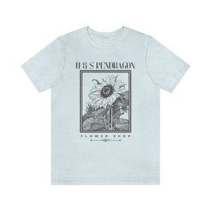 -shirt fleuri H&S Pendragon de la boutique en ligne | T-shirt Hurlement et Sophie | Chemise Miyazaki | Chemise anime, t-shirt anime subtil Heather Ice Blue