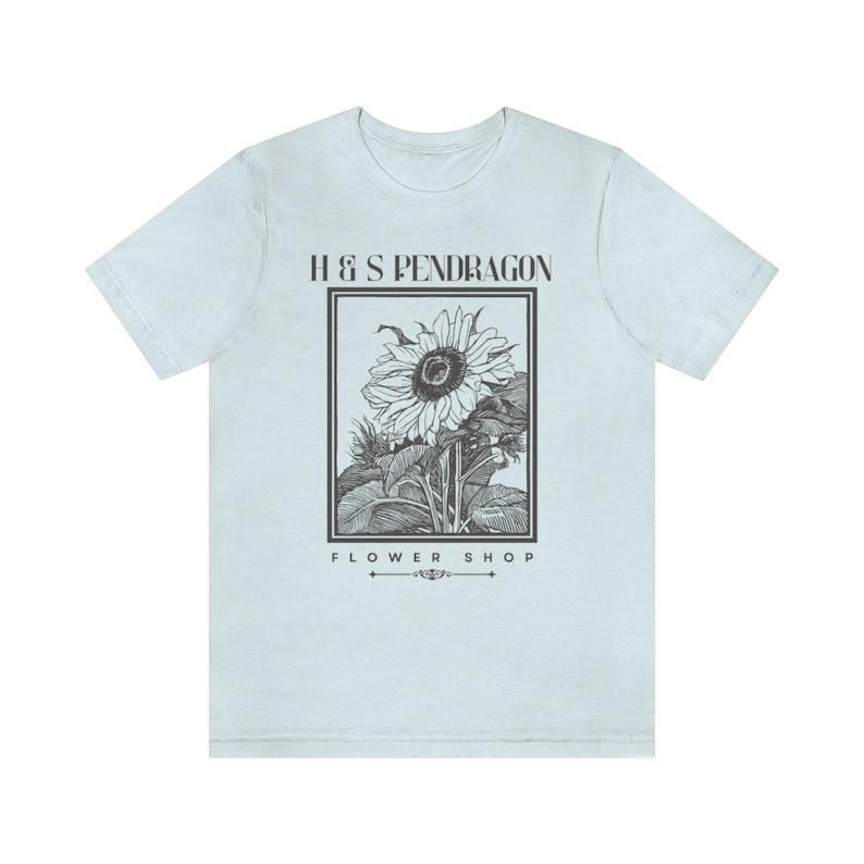 -shirt fleuri H&S Pendragon de la boutique en ligne | T-shirt Hurlement et Sophie | Chemise Miyazaki | Chemise anime, t-shirt anime subtil Heather Ice Blue