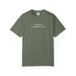 Camiseta minimalista para chica viajera, camiseta en modo avión, regalo para amantes de los viajes, regalos de viaje para chicas, camiseta "Soy solo una chica", "Solo una chica en modo avión" Moss