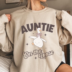 Auntie on the loose sweatshirt auntie crewneck, new aunt gifts cute auntie shirt, gift for aunt pregnancy reveal auntie crewneck funny aunt