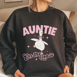 Auntie on the loose sweatshirt auntie crewneck, new aunt gifts cute auntie shirt, gift for aunt pregnancy reveal auntie crewneck funny aunt
