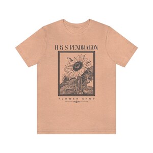 -shirt fleuri H&S Pendragon de la boutique en ligne | T-shirt Hurlement et Sophie | Chemise Miyazaki | Chemise anime, t-shirt anime subtil Heather Peach