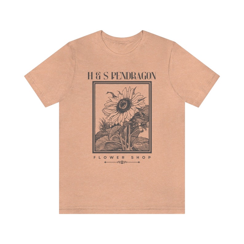 -shirt fleuri H&S Pendragon de la boutique en ligne | T-shirt Hurlement et Sophie | Chemise Miyazaki | Chemise anime, t-shirt anime subtil Heather Peach