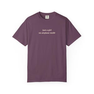 Camiseta minimalista para chica viajera, camiseta en modo avión, regalo para amantes de los viajes, regalos de viaje para chicas, camiseta "Soy solo una chica", "Solo una chica en modo avión" Berry
