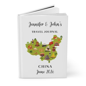 以下が含まれることがあります： 「Jennifer & John's TRAVEL JOURNAL」と書かれた白いトラベルジャーナル。中国の地図が描かれています。表紙には「CHINA」と「June 2026」の日付。地図は緑色で、様々なイラストが描かれています。