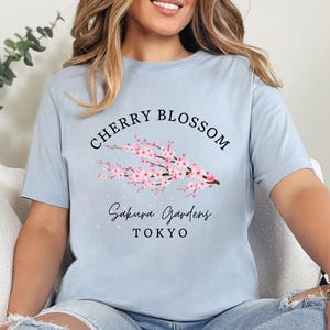 Camiseta de los Jardines de Cerezos en Flor de Japón, Camiseta de los Jardines de Sakura de Tokio, Camiseta Japonesa, Camiseta de Cuello Redondo Unisex imagen 9