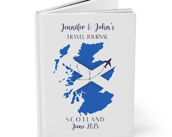 以下が含まれることがあります： スコットランドの青と白の地図、飛行機のアイコン、そして「Jennifer & John's Travel Journal, Scotland, June 2025」というテキストが書かれた白いトラベルジャーナル。