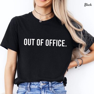 Out of Office Shirt, Geschenk für Home Office, Urlaubsshirt, Unisex T-Shirt mit Rundhalsausschnitt