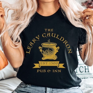 Magische Crewneck Bookish T-shirt, Universal Apparel Fandom Merch, Bookish Shirt, Magische T-shirt, Unisex Crewneck Shirt
