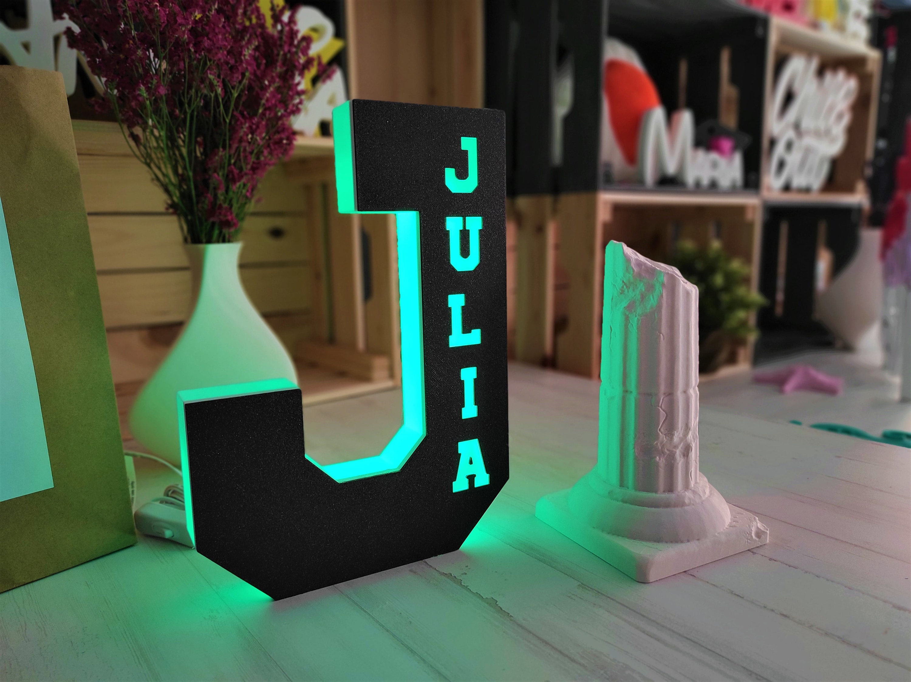 Vaissa Artesanías - 🤩 Letras Luminosas Decorativas con Luces LED 🤩 Estas  letras vintage con luces harán de tu hogar algo encantador. 🌟 Con 16 cm de  altura, las letras de madera