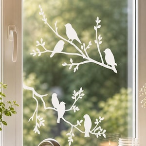 Könnte beinhalten: Weißer Fensteraufkleber aus Vinyl mit einem Ast- und Vogeldesign. Das Bild zeigt eine Küche mit Spüle, Pflanzen und einer Kerze. Der Text auf dem Bild lautet: "Bringen Sie die Natur in Ihr Zuhause." Geeignet für glatte Oberflächen.