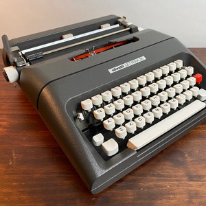 Olivetti Lettera 35 Typewriter image 1