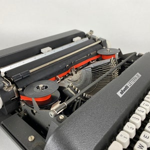 Olivetti Lettera 35 Typewriter image 6