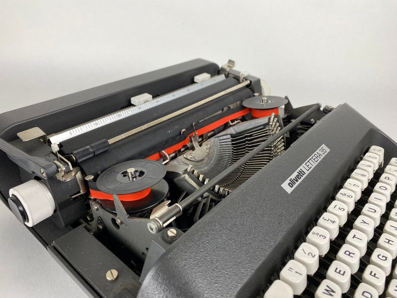 Olivetti Lettera 35 Typewriter image 6