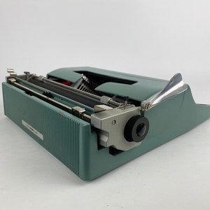 Olivetti Lettera 32 Typewriter image 5