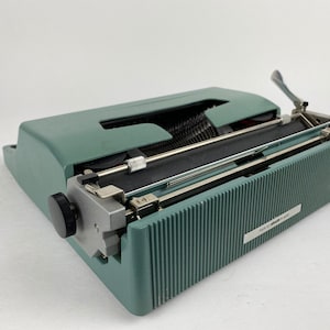 Olivetti Lettera 32 Typewriter image 6